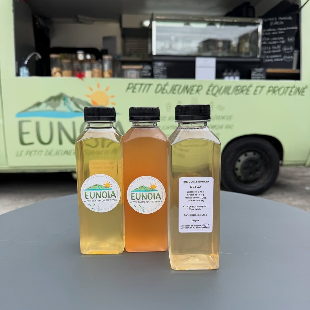 Trois thés glacés Eunoia en bouteille devant le camion